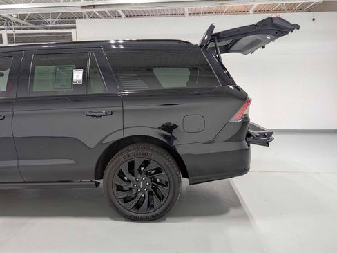 Certified 2025 Lincoln Navigator Reserve w/ Jet Appearance Package AWD/4WD image 11