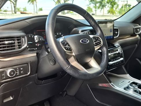 Used 2021 Ford Explorer Limited w/ Equipment Group 301A AWD/4WD image 10