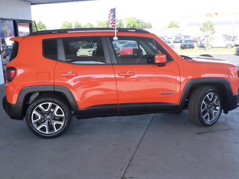 Used 2018 Jeep Renegade Latitude w/ Popular Equipment Group FWD image 4