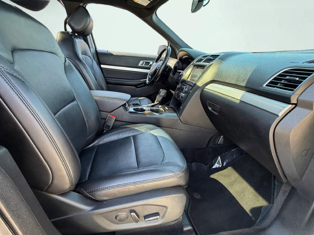 Used 2017 Ford Explorer XLT w/ Equipment Group 202A FWD image 30