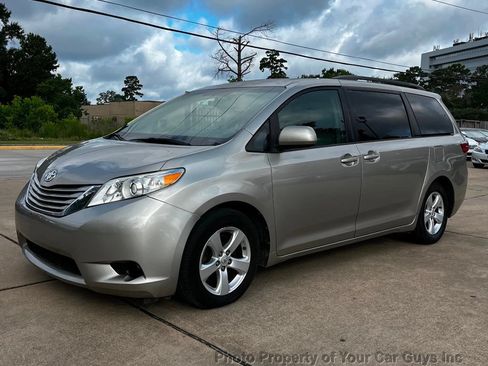 Used 2015 Toyota Sienna LE FWD image 12