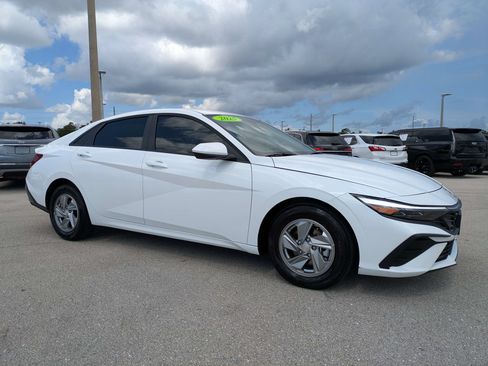Used 2025 Hyundai Elantra SE FWD image 2