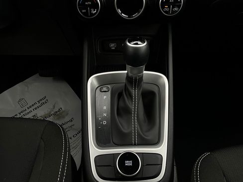 Used 2025 Hyundai Venue SEL image 24