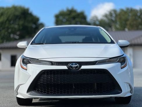 Used 2021 Toyota Corolla LE FWD image 2