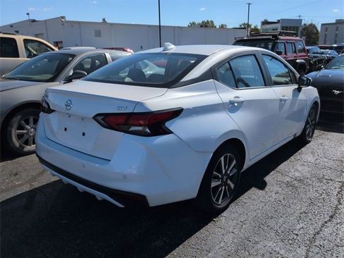Used 2021 Nissan Versa SV image 3