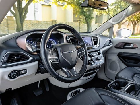 Used 2019 Chrysler Pacifica Touring-L image 23
