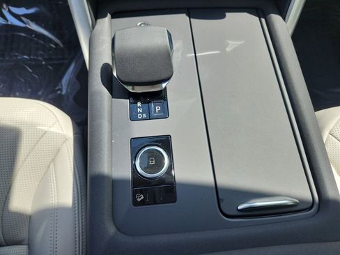 Used 2025 Land Rover Discovery S image 16