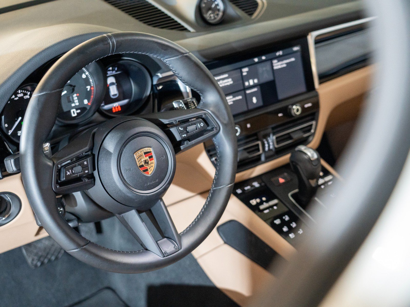 Certified 2023 Porsche Macan AWD/4WD image 16