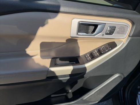 Used 2021 Ford Explorer Limited w/ Equipment Group 301A AWD/4WD image 17