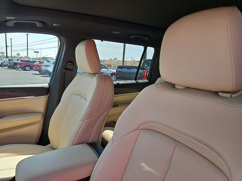 Used 2025 Jeep Grand Cherokee L Limited w/ Luxury Tech Group II AWD/4WD image 11