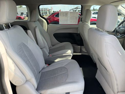 Used 2018 Chrysler Pacifica Touring Plus FWD image 11