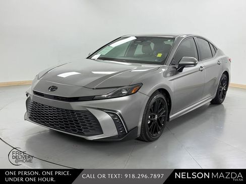 Used 2025 Toyota Camry SE w/ Convenience Package FWD image 1