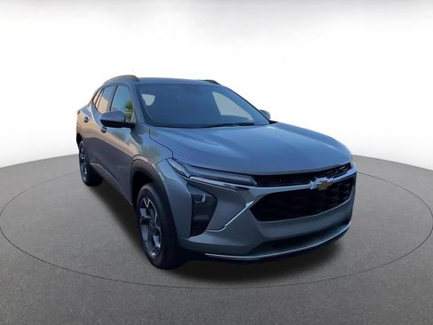 Used 2025 Chevrolet Trax LT w/ LT Convenience Package FWD image 3