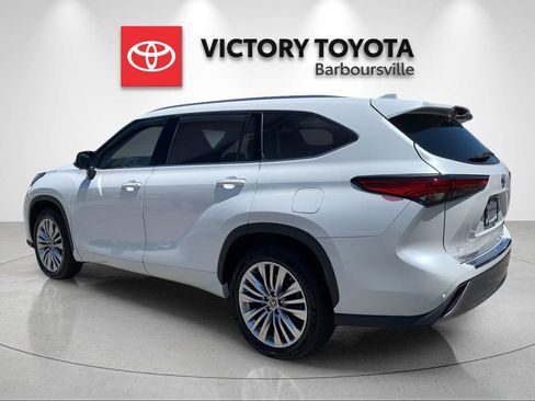 Used 2023 Toyota Highlander Platinum FWD image 3