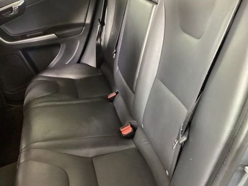 Used 2018 Volvo V60 T5 Dynamic image 11