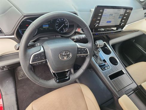 Used 2023 Toyota Sienna Limited FWD image 10