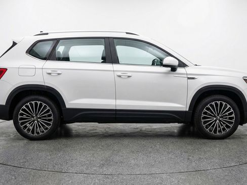 Used 2025 Volkswagen Taos SE image 11