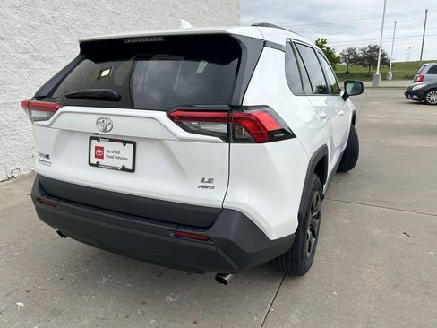 Used 2021 Toyota RAV4 LE AWD/4WD image 6