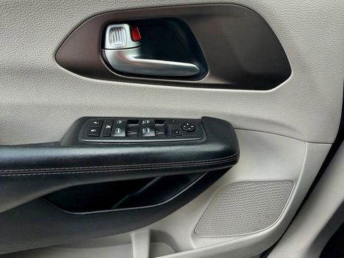Used 2018 Chrysler Pacifica Touring-L w/ Advanced Safetytec Group FWD image 30