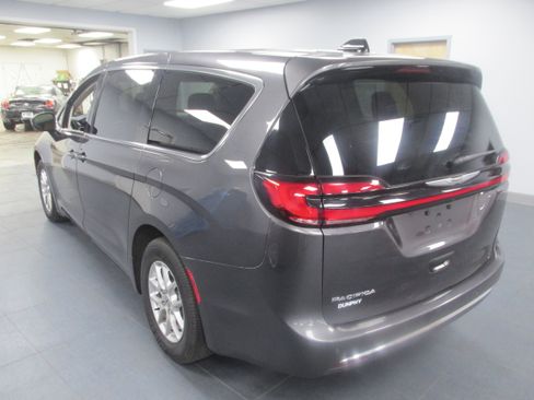 Used 2023 Chrysler Pacifica Touring-L FWD image 7