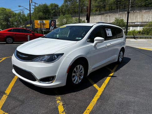 Used 2018 Chrysler Pacifica Touring-L FWD image 3