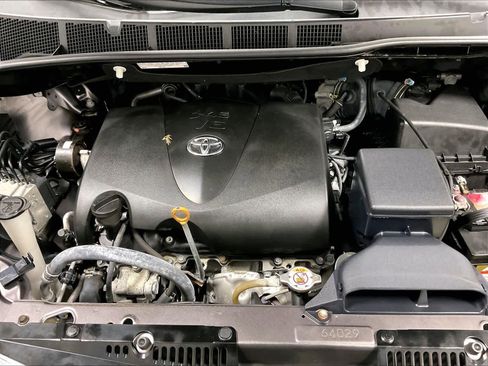 Used 2020 Toyota Sienna SE w/ SE Preferred Package image 36