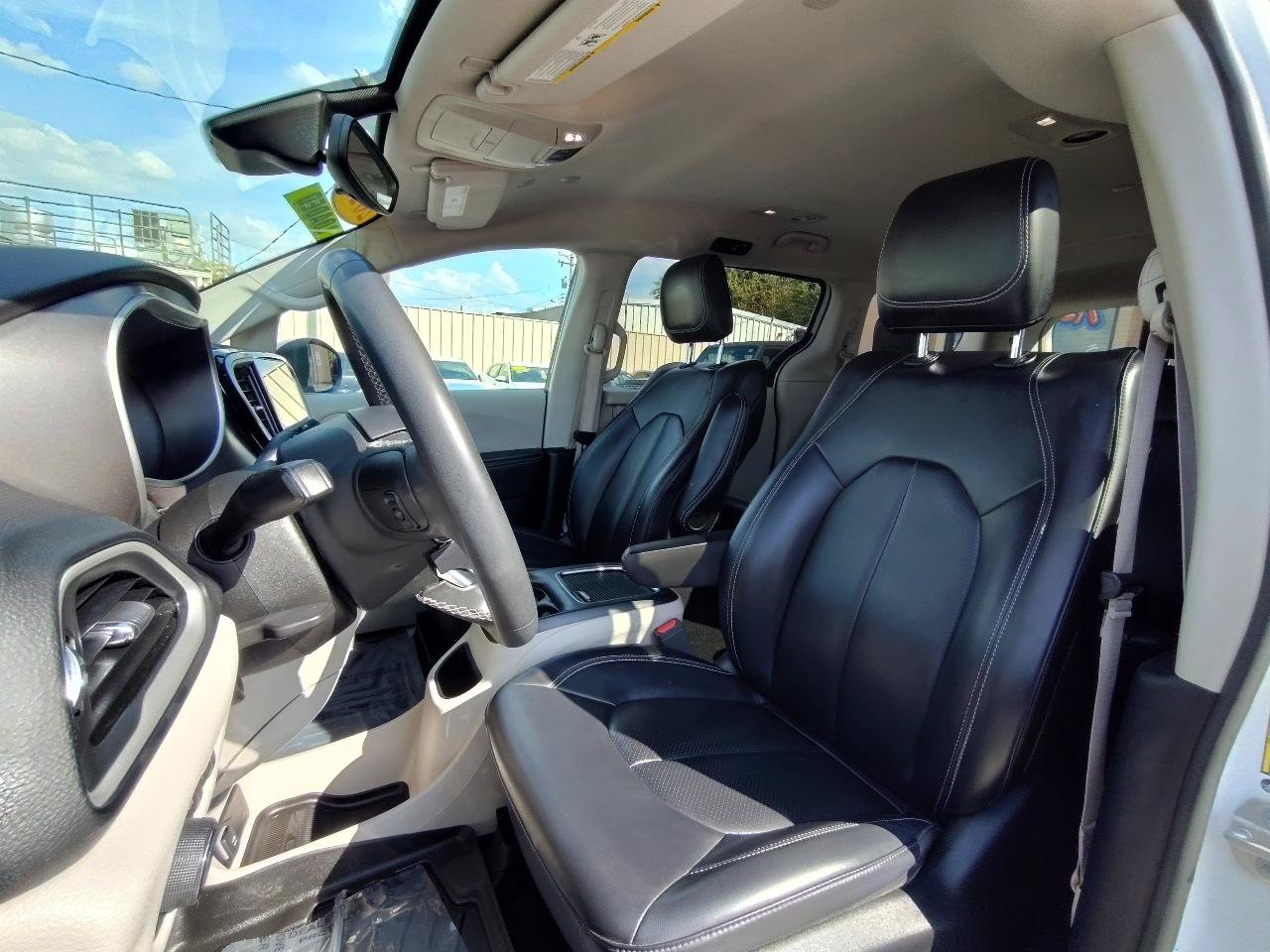 Used 2023 Chrysler Pacifica Touring-L FWD image 15