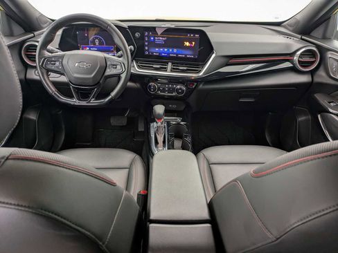 Used 2025 Chevrolet Trax RS FWD image 16