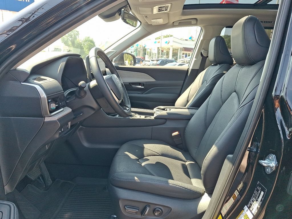 Used 2025 Toyota Grand Highlander AWD image 14