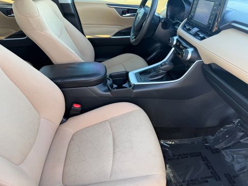 Used 2019 Toyota RAV4 XLE w/ Carpet Mat Package FWD image 14