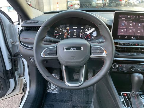 Used 2025 Jeep Compass Trailhawk image 27