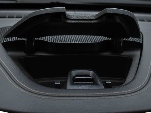 Used 2016 Jeep Cherokee Limited image 16