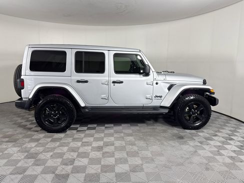 Used 2022 Jeep Wrangler Unlimited Sahara AWD/4WD image 8