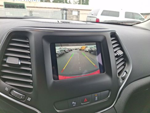 Certified 2021 Jeep Cherokee Latitude Plus AWD/4WD image 16