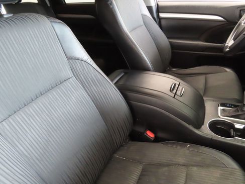 Used 2019 Toyota Highlander Plus FWD image 26
