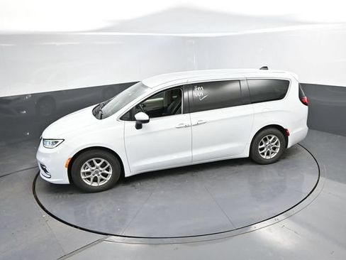Used 2023 Chrysler Pacifica Touring-L FWD image 37