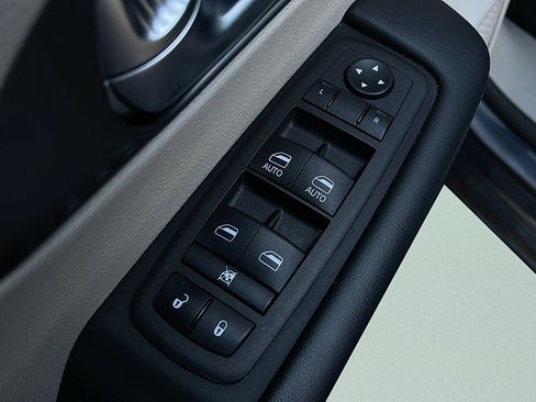 Used 2023 Chrysler Pacifica Touring-L FWD image 22