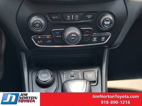 Used 2019 Jeep Cherokee Latitude Plus AWD/4WD image 19