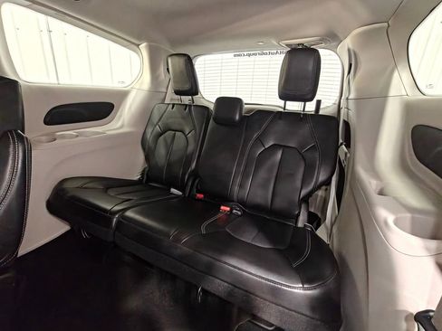 Used 2024 Chrysler Pacifica Touring-L image 27