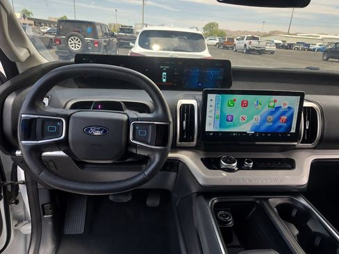 Used 2025 Ford Expedition Active AWD/4WD image 9