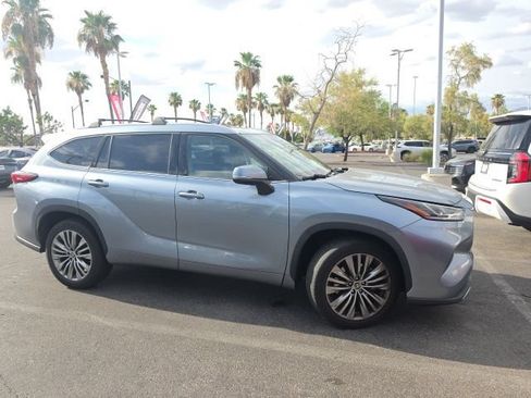 Used 2021 Toyota Highlander Platinum FWD image 4