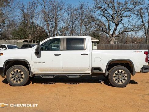 Used 2024 Chevrolet Silverado 2500 Custom w/ Custom Convenience Package image 9