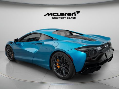 Used 2023 McLaren Artura RWD image 5