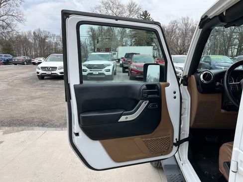 Used 2017 Jeep Wrangler Unlimited Sahara w/ Connectivity Group image 19