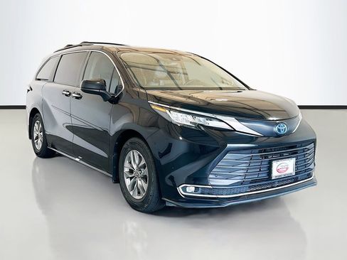 Used 2023 Toyota Sienna XLE w/ XLE Plus Package FWD image 3