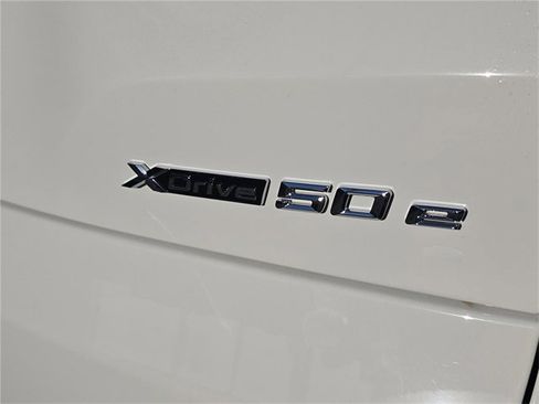 Used 2025 BMW X5 xDrive50e image 3