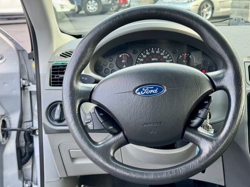 Used 2005 Ford Focus ZX4 Sedan FWD image 13