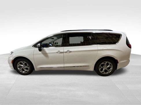Used 2023 Chrysler Pacifica Limited FWD image 8