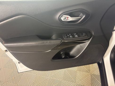 Used 2019 Jeep Cherokee Latitude Plus AWD/4WD image 11