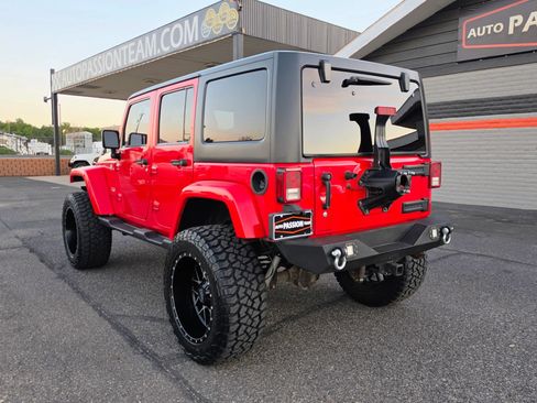 Used 2018 Jeep Wrangler Unlimited Sahara AWD/4WD image 3